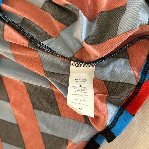 🍁 Lularoe “MAXI” skirt red & Blue on Black background  XS - Picture 6 of 7